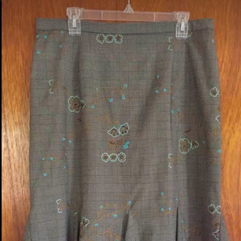 Ladies Handkerchief Hem Midi Skirt. Large.